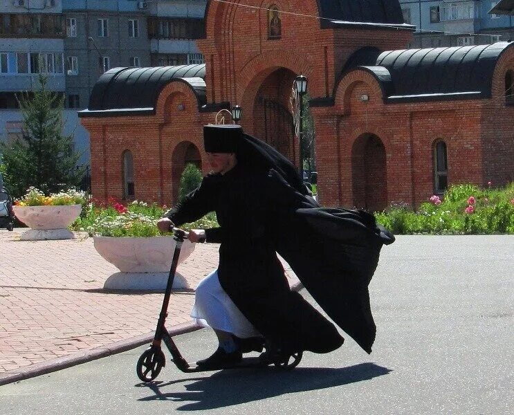 Пастырь не удержался перед формами. Батюшка. Батюшка на самокате. Необычный священник. Батюшка монах.