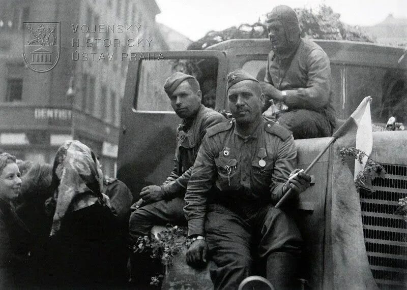 Красная армия в чехословакии. Освобождение Чехословакии в 1945. Освобождение Праги 1945 красная армия. Советские солдаты в Праге 1945. Освобождение Праги 1945 РОА.