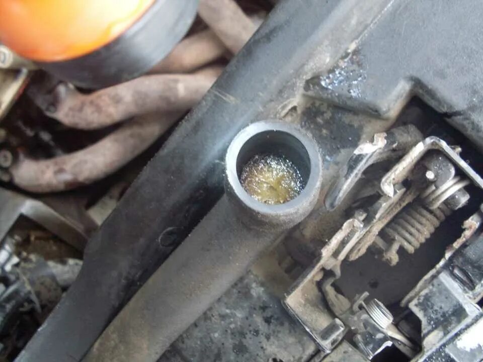 Почему из под выдавливает масло. Гольф 4 двигатель 1,4 масло через щуп. вентиляция картера daf 105. система вентиляции картерных газов даф 105. клапан картерных газов хино300.