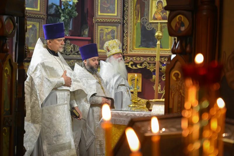 ночь накануне рождеств. рассказ о празднике сочельника. сочельник традиции. красивый новогодний стол. рождественские свечи.