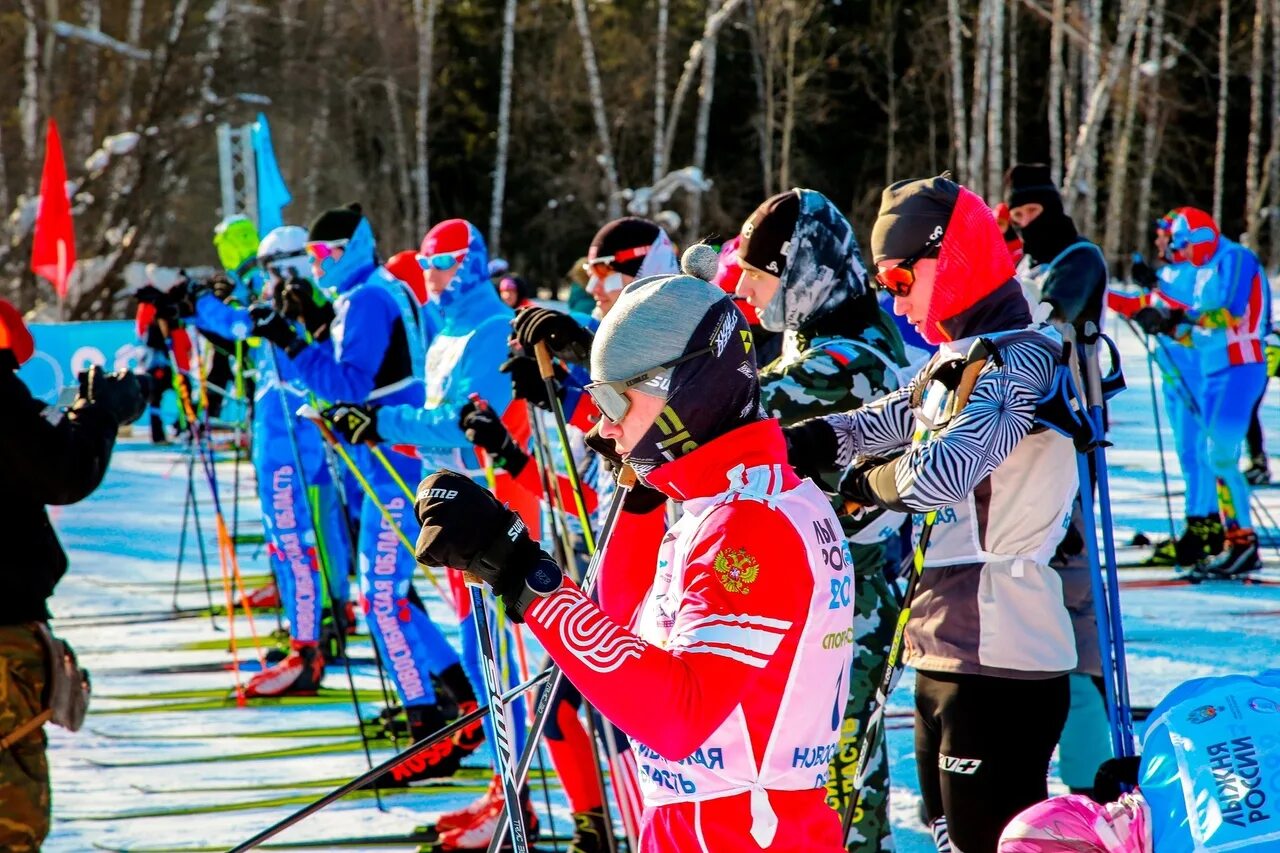 Фото лыжники соревнования. 11 февраля состоится. Лыжники соревнования. Лыжня россии 2023 иркутск. 11 февраля состоится.
