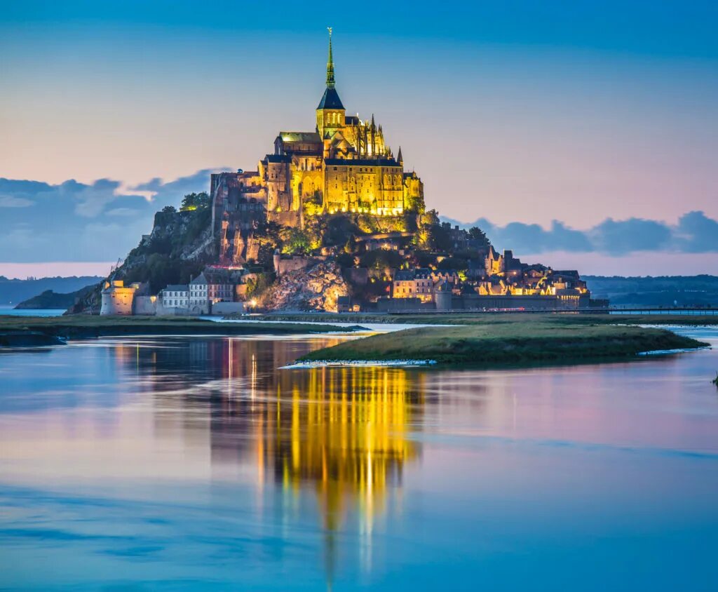 Нормандия париж. Le Mont Saint Michel Франция. Замки Нормандии. Нормандия Франция достопримечательности.