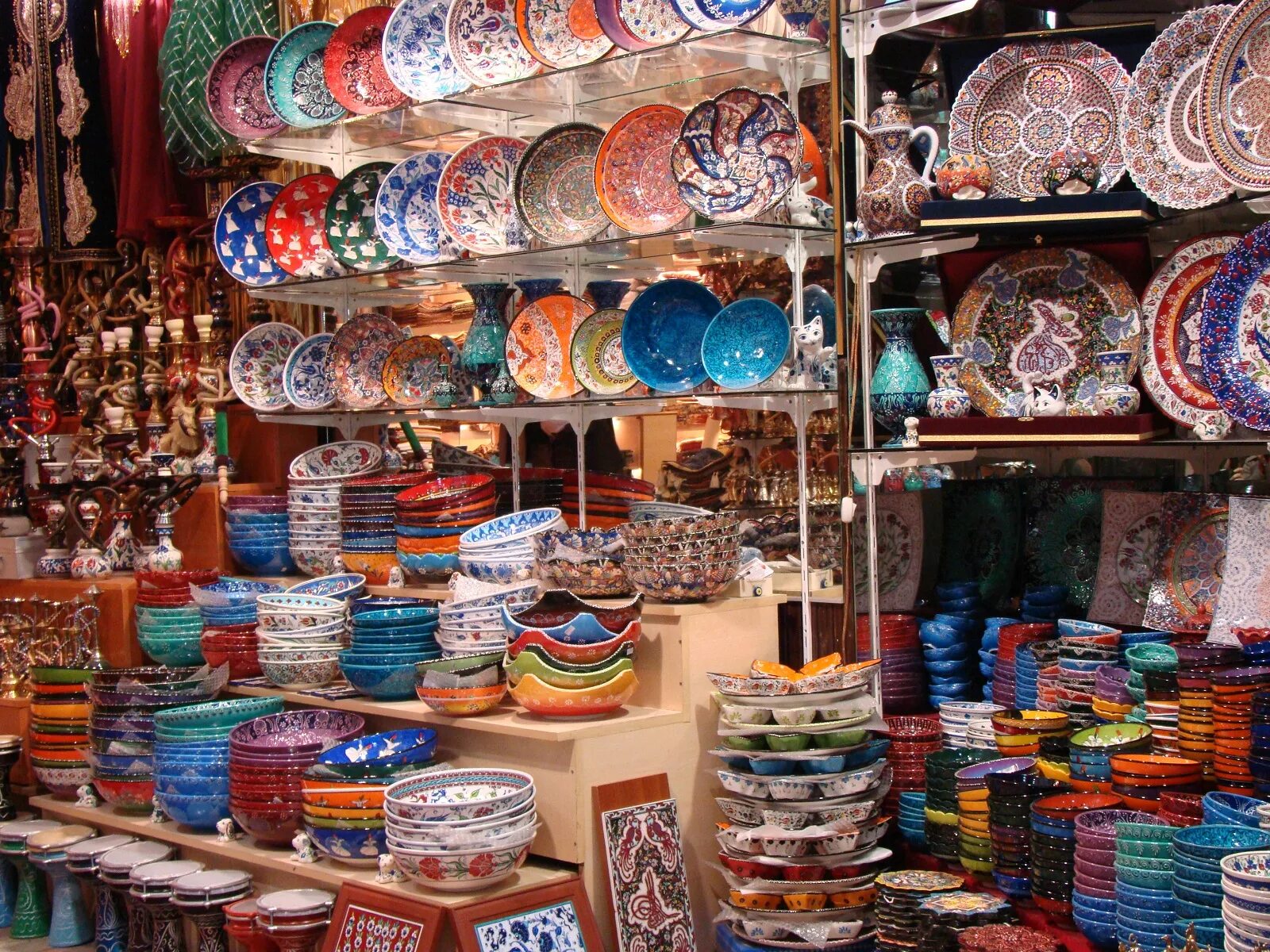 Что в турции дешевле чем в россии. Гранд базар Стамбул сувениры. Гранд-базар (г. Стамбул). Гранд базар Стамбул вещи. Гранд базар ткани Стамбул.