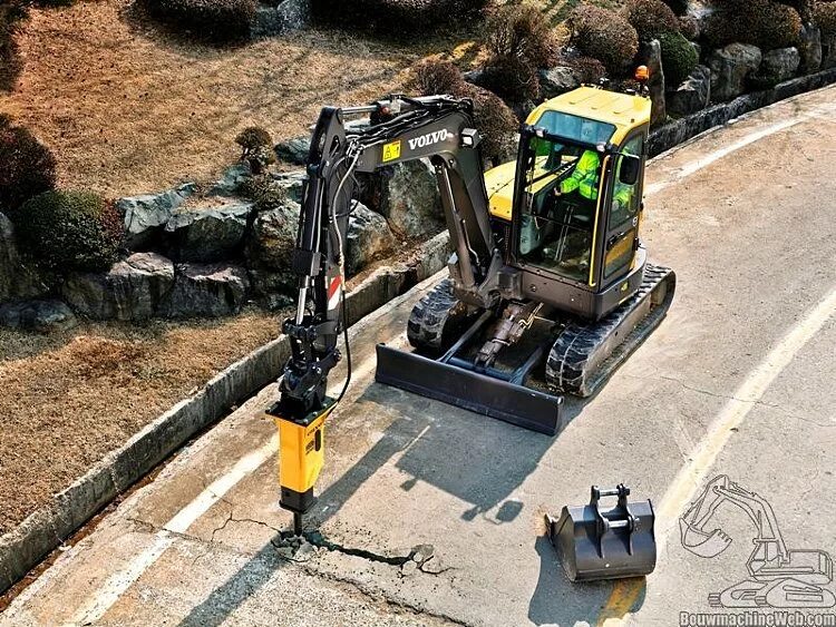 Экскаватор с отбойником. Гидромолот hammer hb 330. Гидромолот atlas copco нв 7000. Трактор с отбойным молотком. Экскаватор с отбойником.