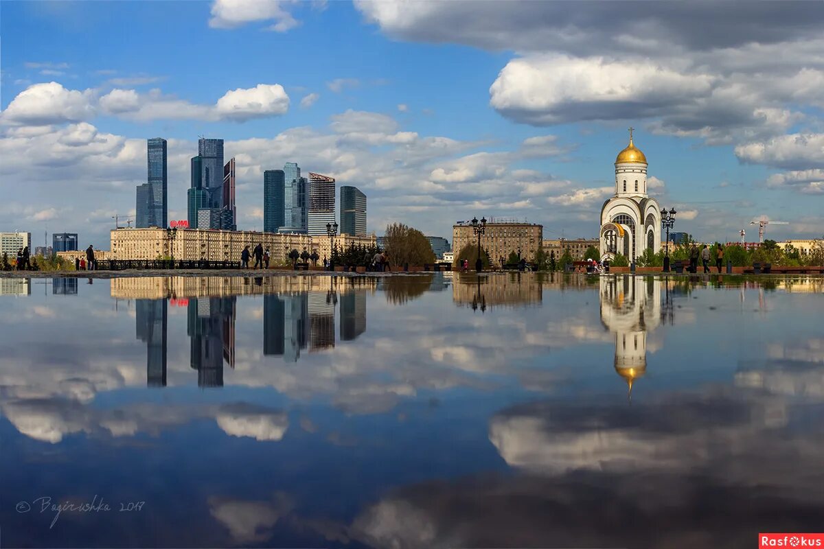 12 стульев липецк кафе. Отражение в озере. Река усманка воронежская область. Город киров. Речка кирова екатеринбург.