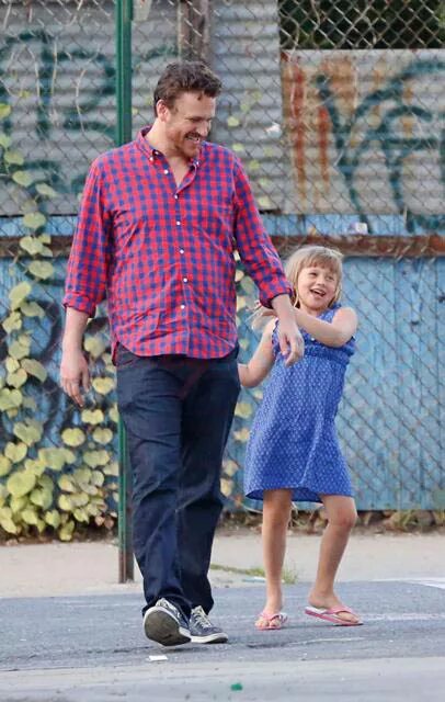 Джейк Джилленхол с дочерью. Крестный дочери хита Леджера Джейк Джилленхол.