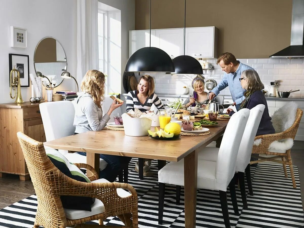 And look at the table over there. Обеденный стол для большой семьи. Семья за столом. Стол на кухню. Человек в интерьере.