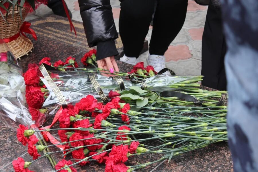 Сколько гибнут на сво. Увековечивание памяти погибших сво. Памяти погибших в спецоперации. Город Саратов парк Победы место погибшим землякам.