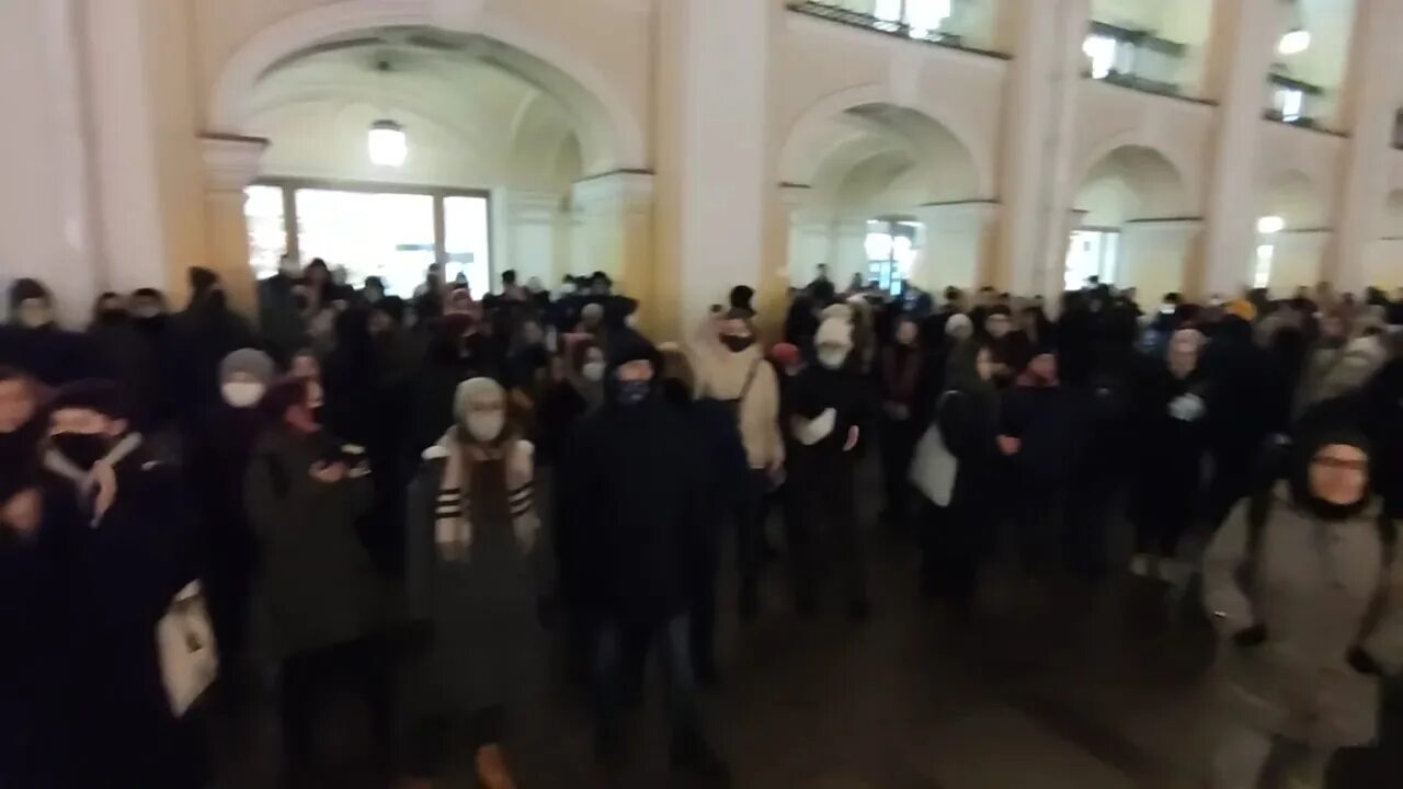 Вести россия 26.02 2024. Протесты в Петербурге сейчас. Протесты 2021 21 января Санкт-Петербург Гостиный двор. Жители Чечни. Чеченцы в Киеве.