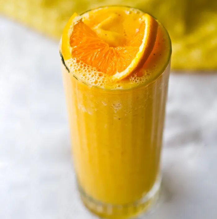 Апельсиновый смузи. Желтый коктейль. Коктейль с апельсиновым соком. Витаминный коктейль.
