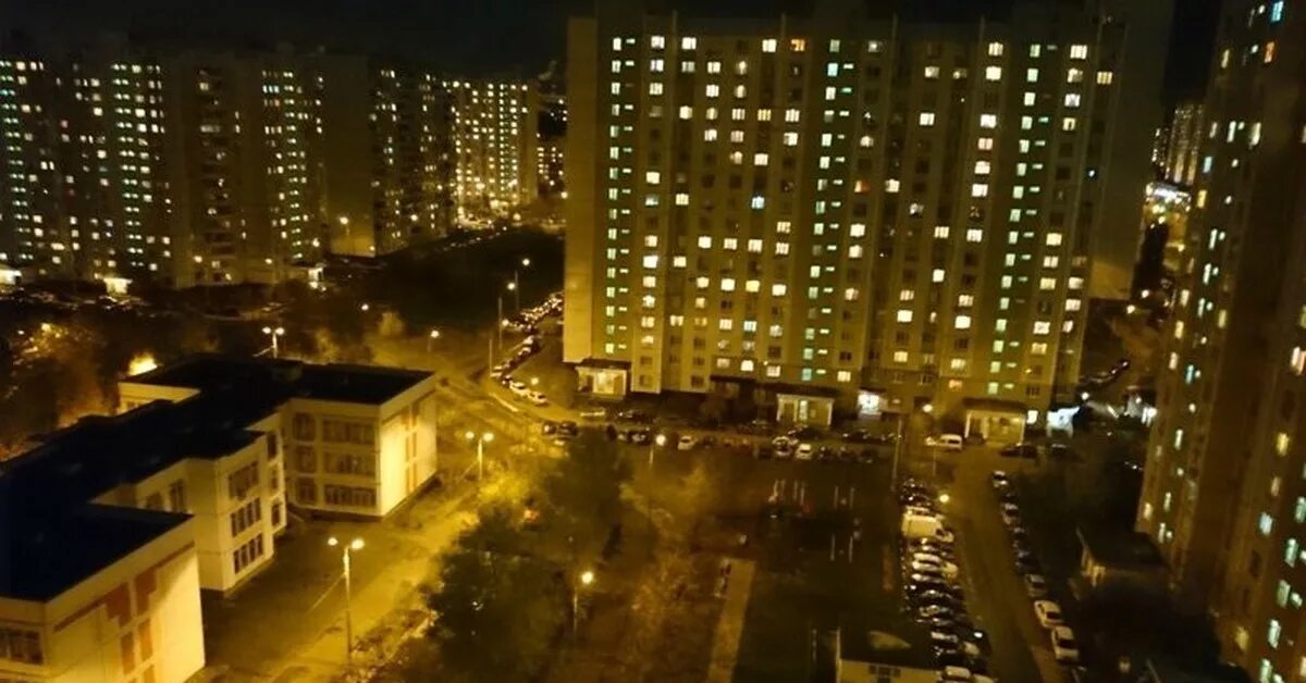 Улица кипящий. Ночной город Россия спальный район Нефтеюганск. Вид из окна многоэтажки ночью. Многоэтажный дом ночью. Многоэтажки в Москве ночью.