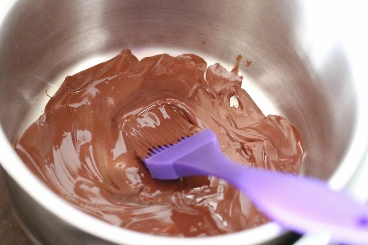 Растопленный шоколад. Шоколад и растопленным шоколад. Растопить шоколад на водяной бане. Молочный шоколад растопленный.