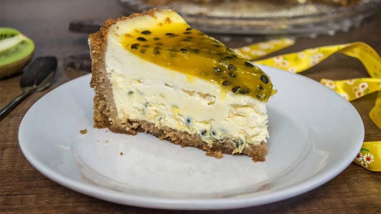 Торт манго маракуйя. Чизкейк манго маракуйя. Чизберри манго маракуйя. Чизкейк с прослойкой. Чизкейк с маракуйей.