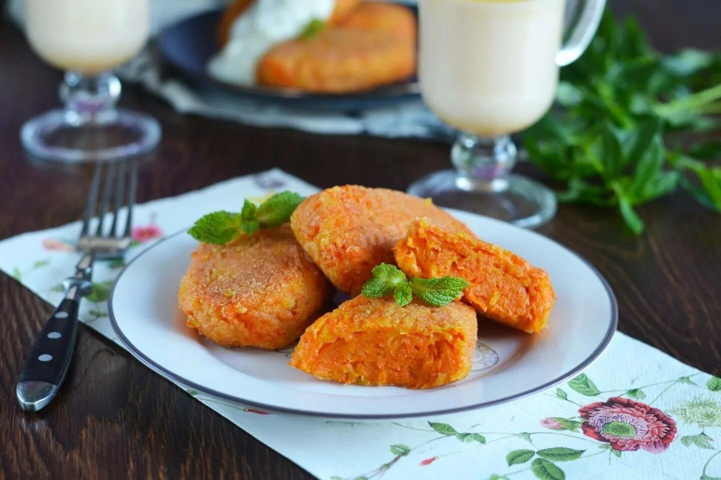 Котлеты морковные классические. Морковные котлеты. морковно-яблочные котлеты. котлеты из моркови. морковные котлеты с гарниром.