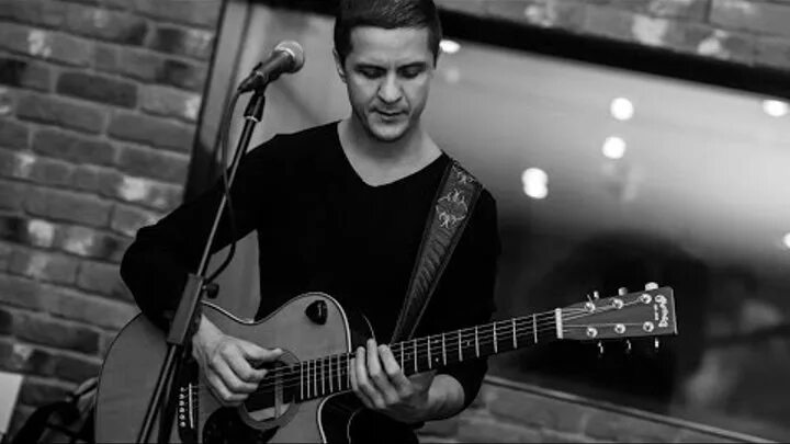 Музыкальные эмоции. Люди шушукаются за спиной. Люди которые говорят за спиной. Мальчик в наушниках. Бард дмитрий хмелев.