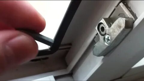 Прижим балконной двери со стороны петель