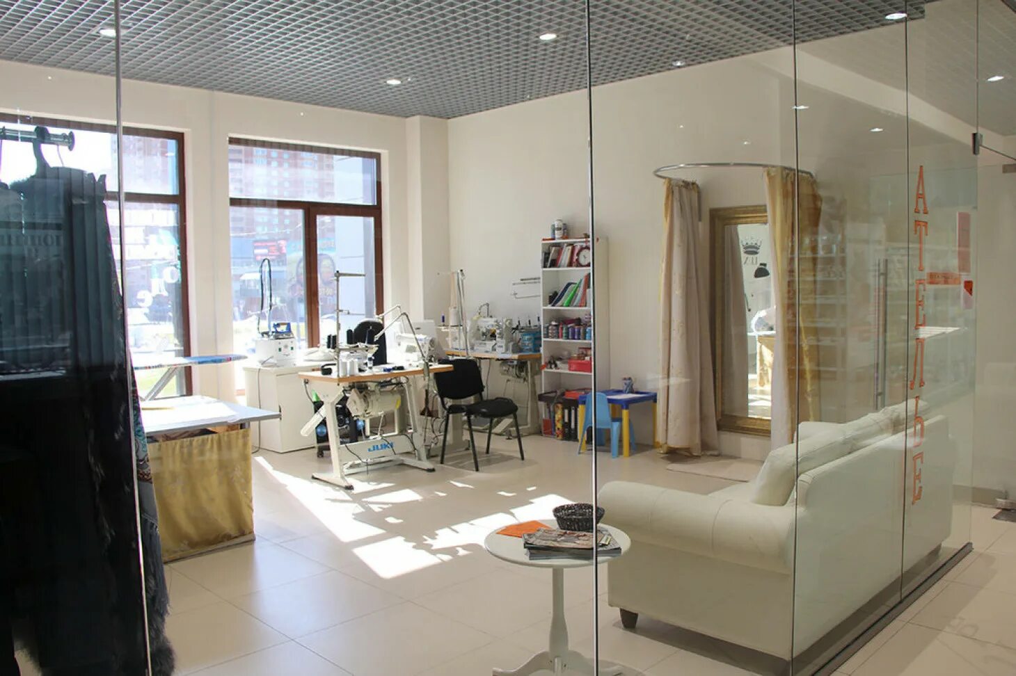 Ателье торговый центр. Интерьер ателье по пошиву одежды. дизайнерское ателье по пошиву одежды. студии для пошива интерьер. помещение для ателье.