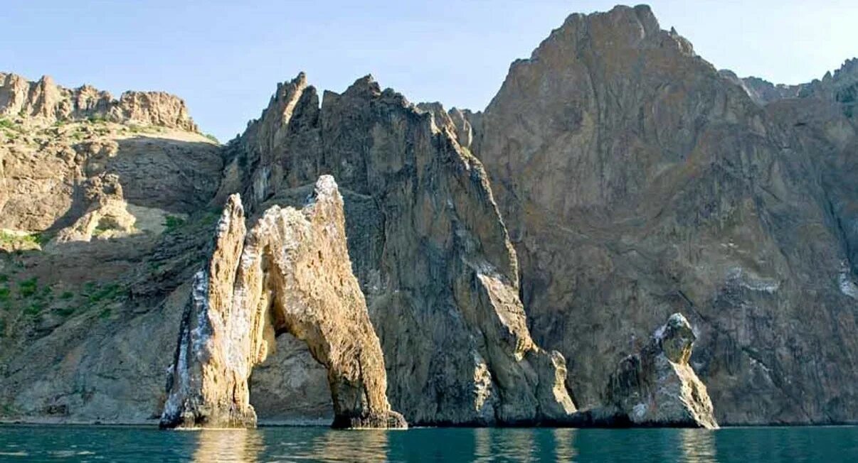 Карадагский заповедник крым фото. Заповедник карадаг крым. Заповедники крыма карадагский заповедник. Нарынский заповедник кыргызстана. Карадакский заповедник.