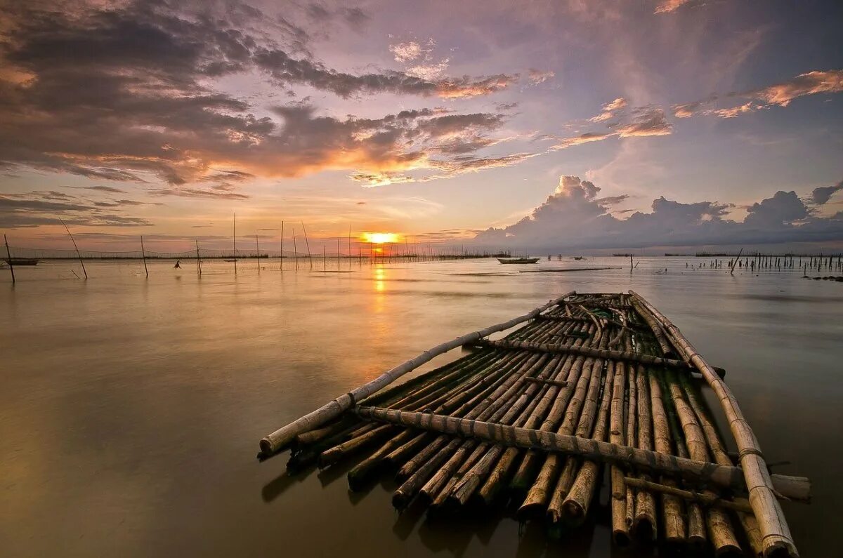 Плот в океане. Плот посреди океана. Симулятор выживания акула raft. Человек посреди океана. Плот посреди океана.