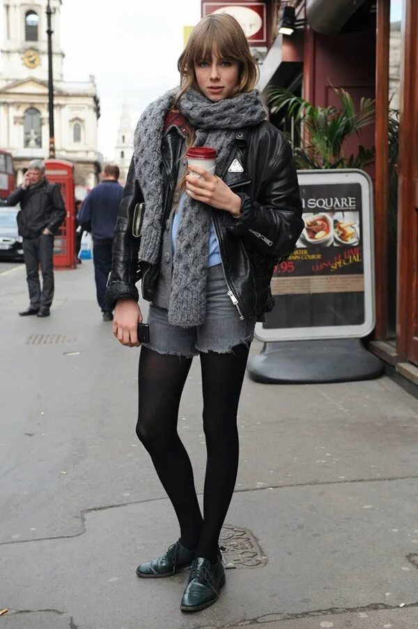 Стал носить колготки. Мужчины в женских колготках на улице. Шорты с колготками. В джинсах и колготках. Мужчина в леггинсах.