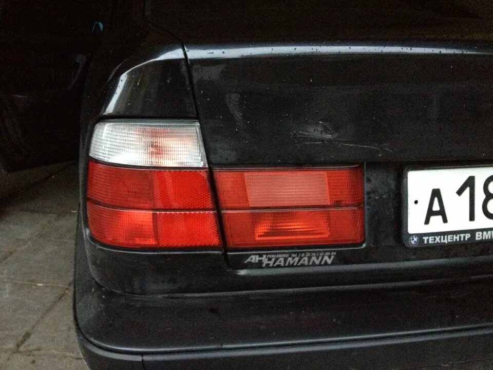 Е34 задние фонари депо. Фонари е34 задний ход. Фонари bmw e34. Белый стоп сигнал бмв е34. Дополнительный стоп сигнал е34.