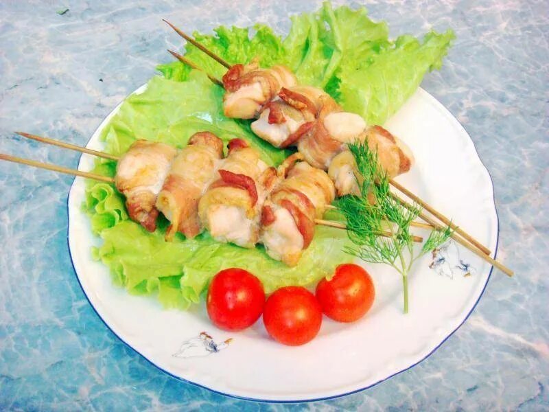 Шашлык из курицы в беконе. Шашлык с беконом. шашлык куриный. куриные шашлычки в беконе на шпажках. куриный шашлык в беконе.