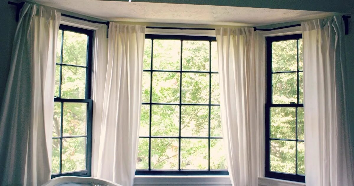 Curtains windows 10. Curtain Rods Bay Windows. Bay Window Curtain Rods. Временные шторы на окна. Шторы на окно на лестнице.