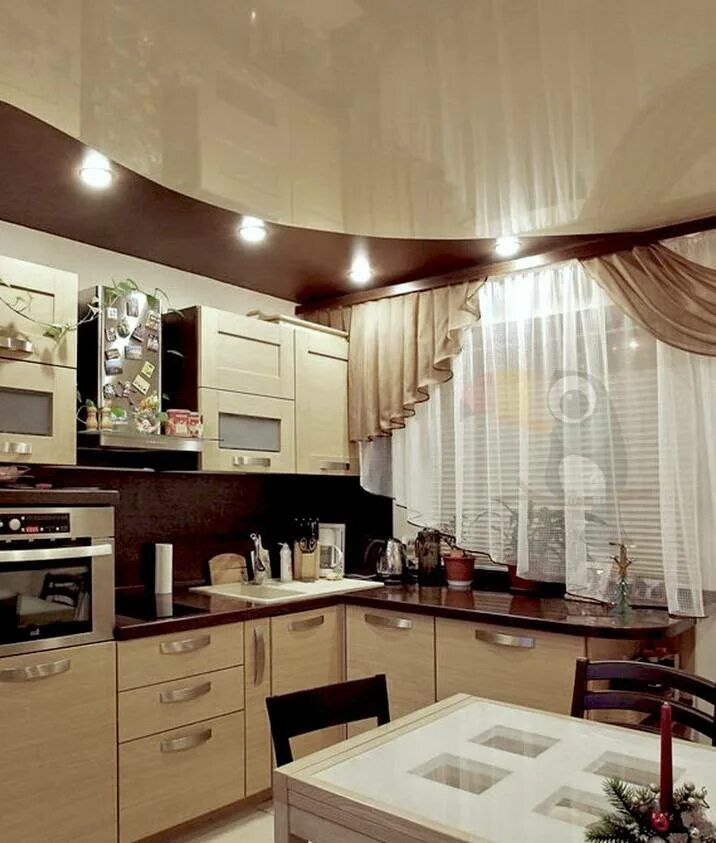 Натяжной потолок на кухне дизайн