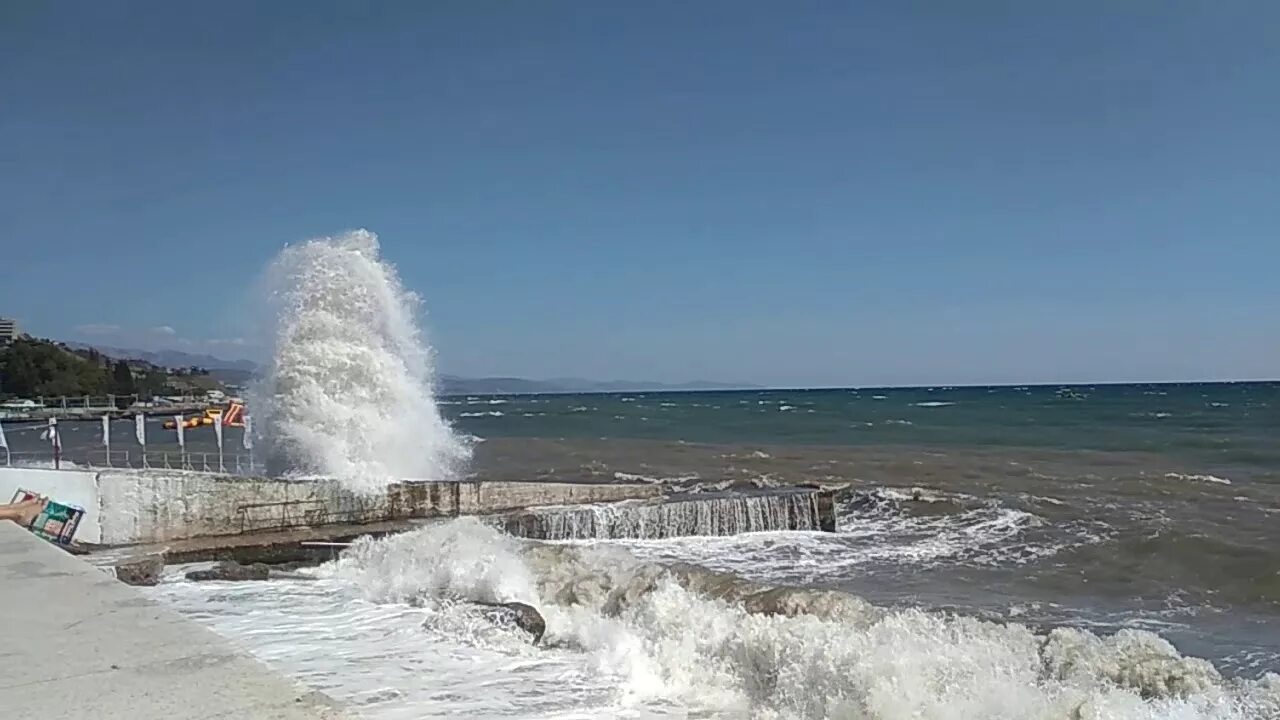 Шторм в алуште в ноябре 2023. Алушта сейчас. Алушта. Алушта центр набережная видео. Алушта море.