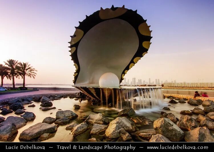 Жемчужный город страна. Скульптура Жемчужина в Дохе. The Pearl-Qatar Катар. Монумент парфюмницы в г Доха. Доха Корниш Катар.