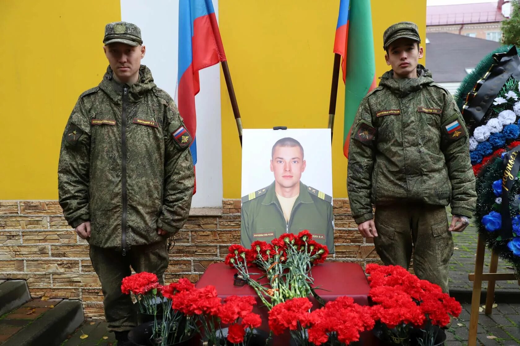 В Клинцах простились с погибшим на Украине. . Прощание с военнослужащими Брянск.