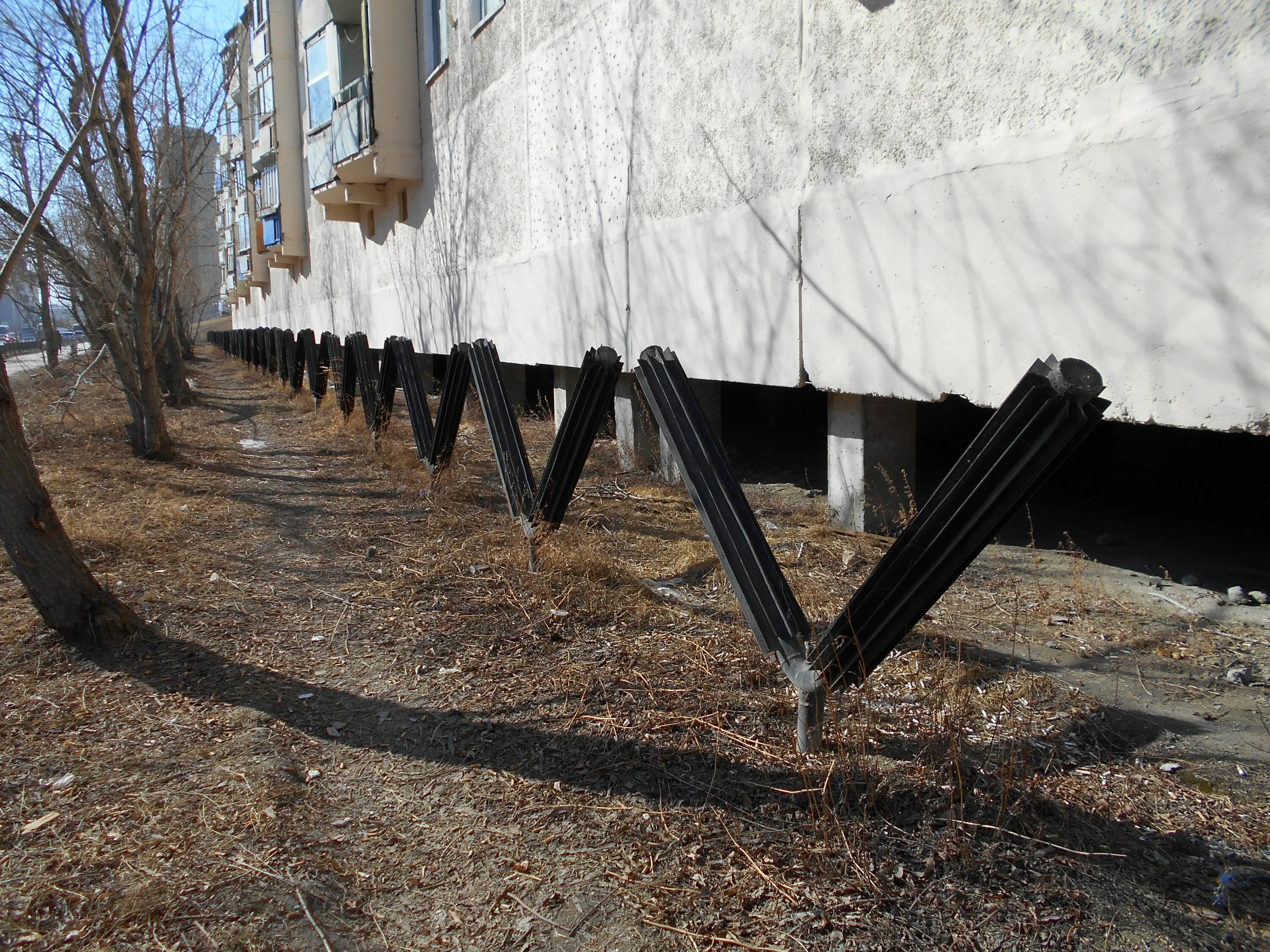 Сваи в якутии. Якутск на сваях вечная мерзлота. Сваи в якутии. Сваи в якутии. Якутск город вечной мерзлоты.