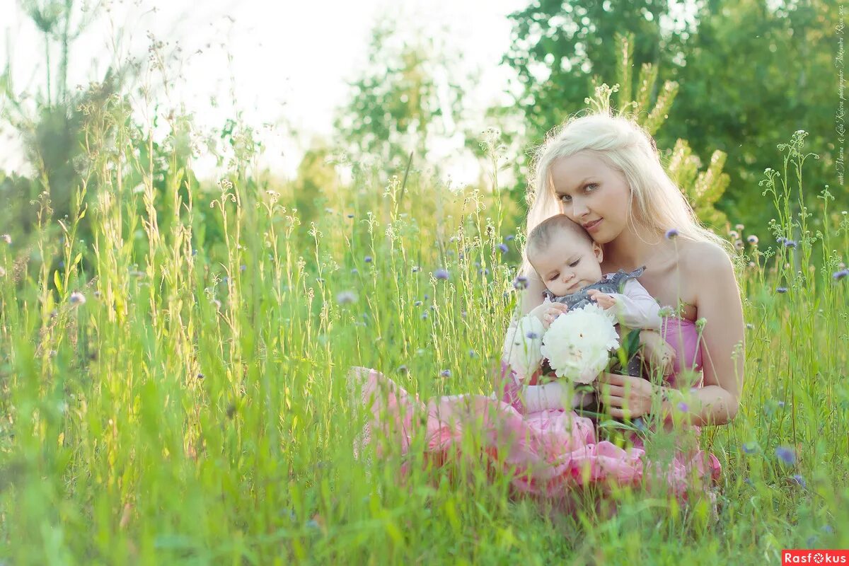 Мама природа родина. Фотосессия мама и малыш на природе. Фотосессия с младенцем на природе. Фотосессия с малышом на природе. Природа мать малыш.