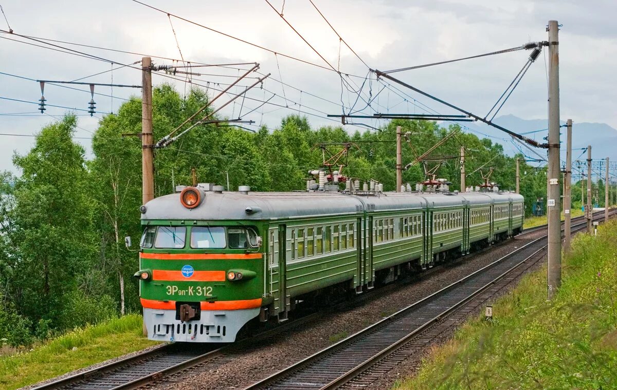 Электричка старый сосновая. Эр2р 7024. Эр2 ржавый. Пригородный поезд. Электричка старый сосновая.