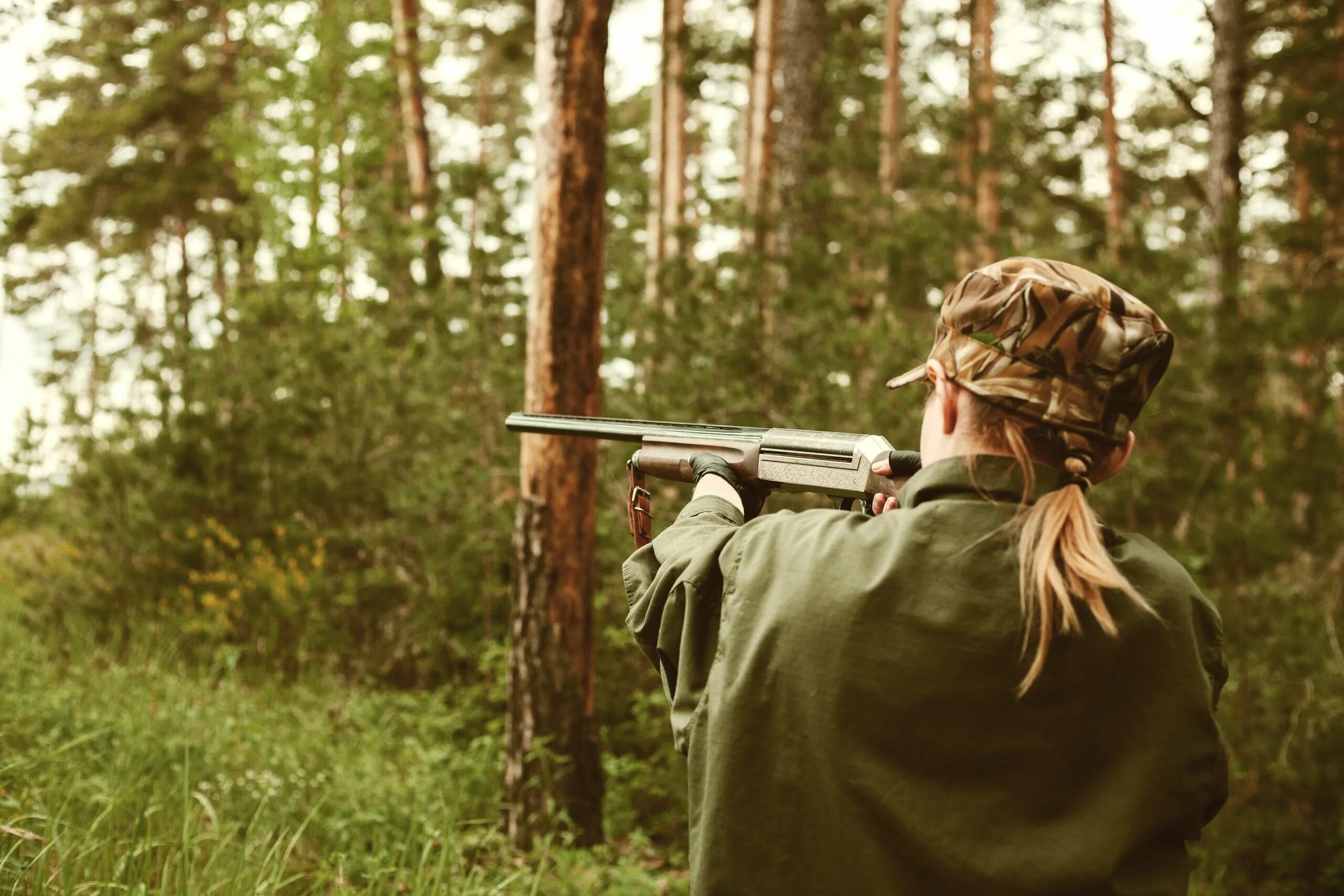 Женщина охотник. Женщина хантер. Охотник на закате. Женщина охотник. Девушка охотница зима.