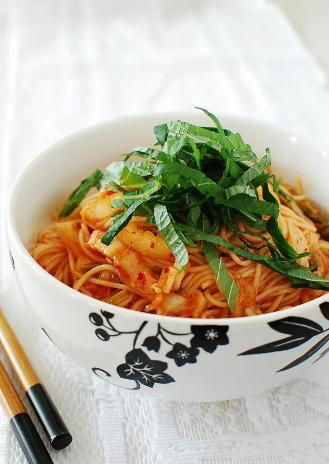 Лапша kimchi. Bibim-guksu. корейская лапша кимчи. кимчи лапша кимчи.