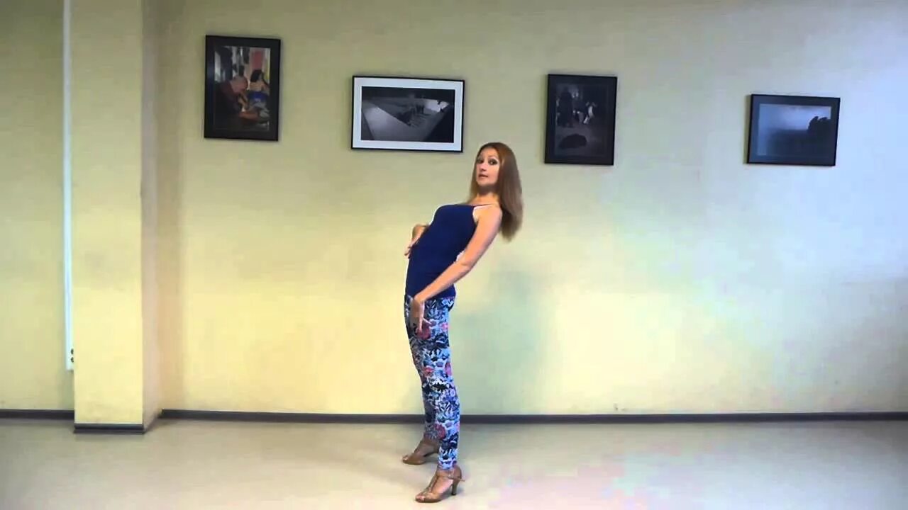 Восьмерки бедрами в восточных танцах. Александр штатнов хореограф. Танцевальное движение волна телом. Как научиться делать волну. Танец восьмерка бедрами.