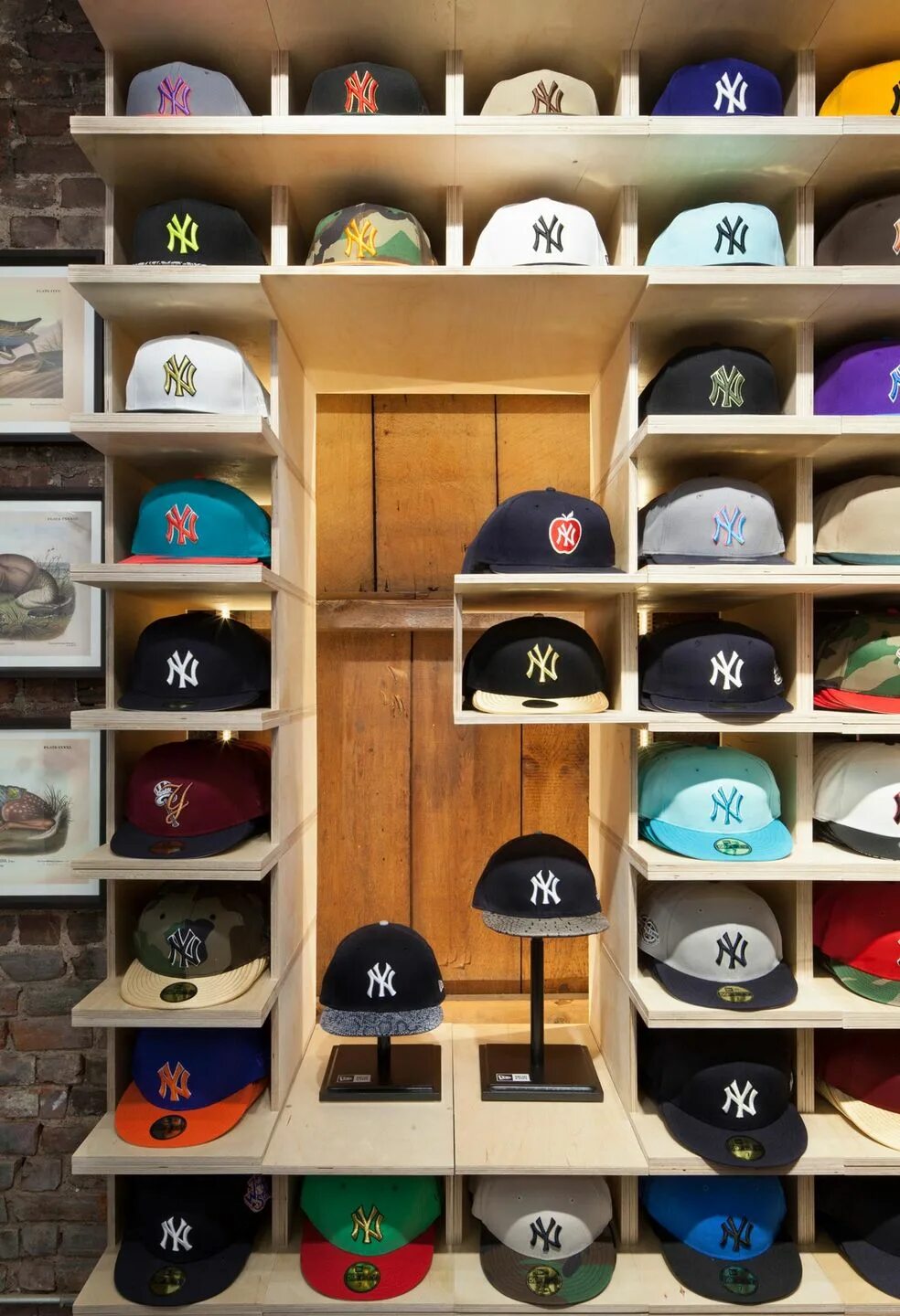 Хранение головных уборов. Хранение головных уборов. Хранение шляп. Хранение шляп в гардеробной. Шляпа на шкафу.