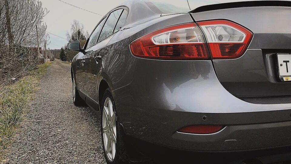 Рено флюенс тонировка задних фар. Renault fluence спойлер багажника. Лип спойлер рено флюенс. Спойлер рено флюенс. Спойлер renault fluence.