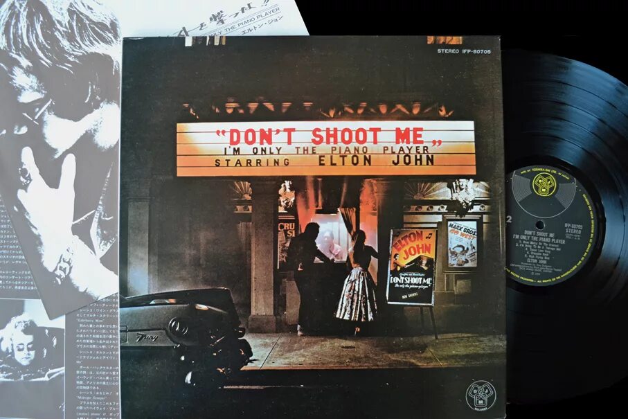 Shoot the piano player. Don t shoot me i m only the Piano Player Элтон Джон. Elton John don't shoot me i'm only the Piano Player 1973. Caribou Элтон Джон. Don’t shoot me i’m only the Piano Player.