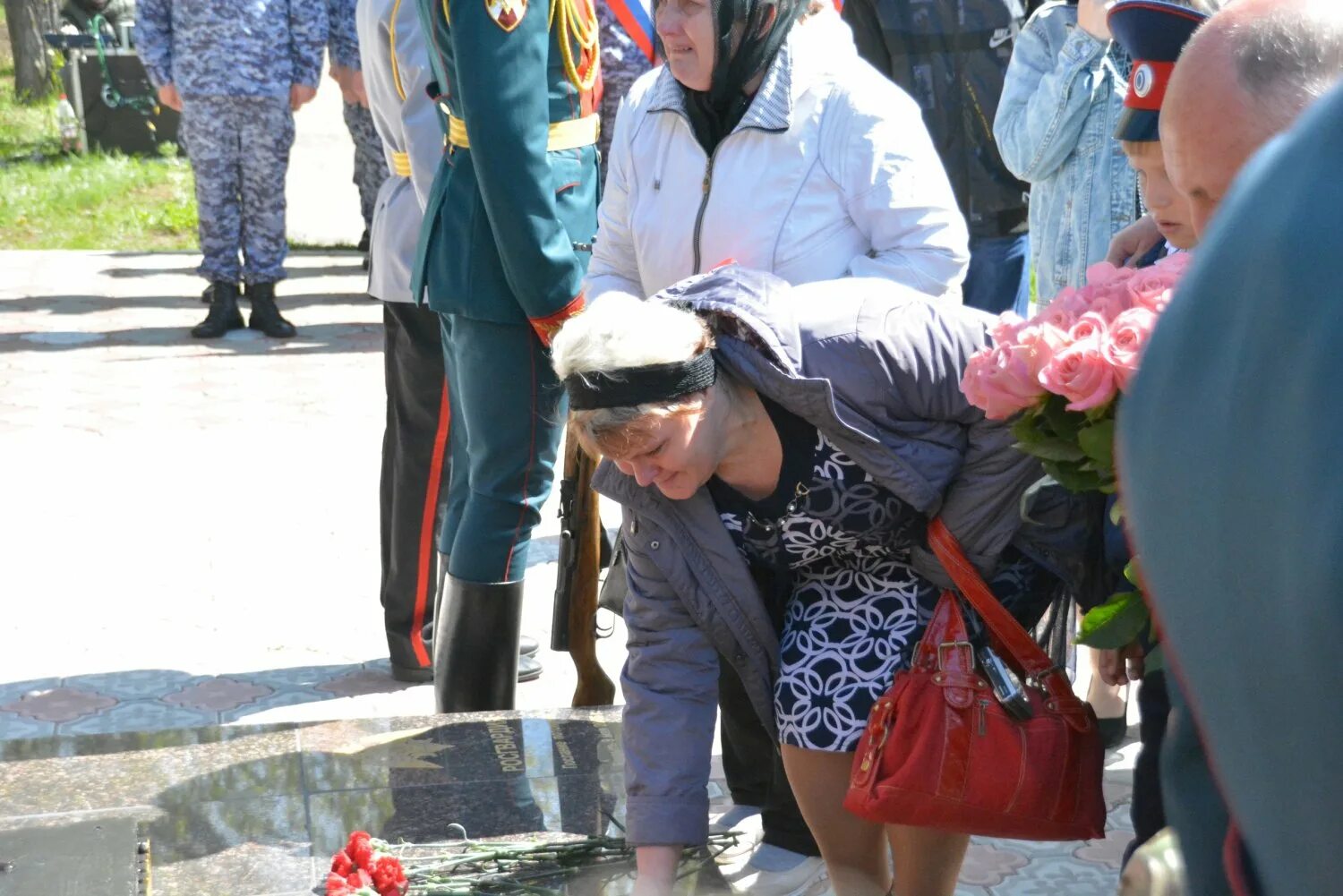 Памятники военнослужащим погибшим в Украине. Памятник погибшим в спецоперации в Саратовской области. Памятник погибшим в спецоперации. Родственники погибших в спецоперации