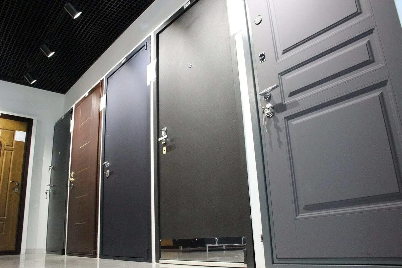 Двери гардиан металлические входные. Дверь антик медь. Двери металл 2мм скороделов. Металлические двери доставкой установкой. Вход в дверь.