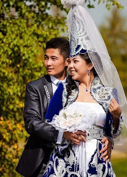 свадебные иллюстрации. жених и невеста вектор. казахская невеста. молодожены на белом фоне. жених и невеста на белом фоне.