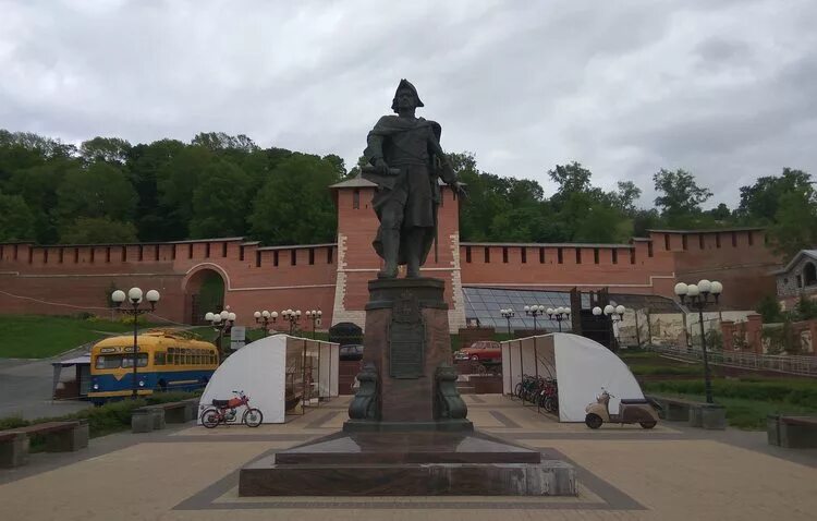 памятник петру первому в нижнем новгороде. памятник 1 первому в нижнем новгороде. зачатьевская башня петр 1 нижний новгород. памятник петру i (нижний новгород). памятник петру i (нижний новгород).