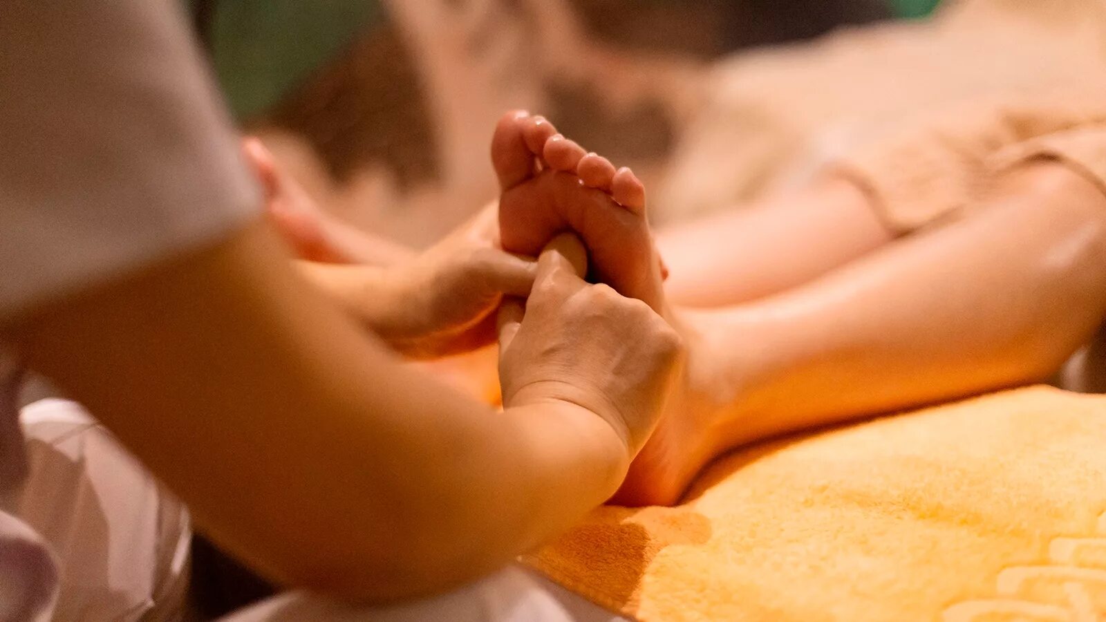 Massage ноги. Массаж стоп. Массаж стопы ног. Лечебный массаж стопы. Массаж стоп и голени.