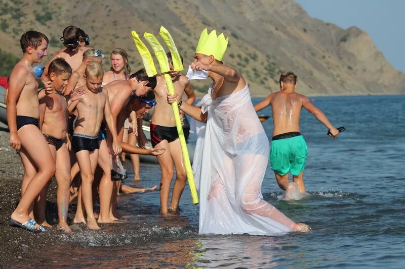 Семьи нудистов праздную. Коктебель дети. Нудистский лагерь. Детский пляж Коктебель. Праздник Нептуна в Крыму.