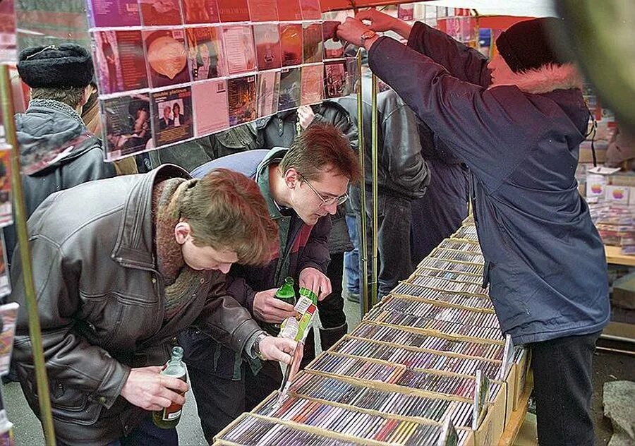 2000 год на продажу. Горбушка рынок 90-е. Горбушка рынок в Москве в 90х. Горбушка рынок в 90-е годы. Горбушка в 90-е.