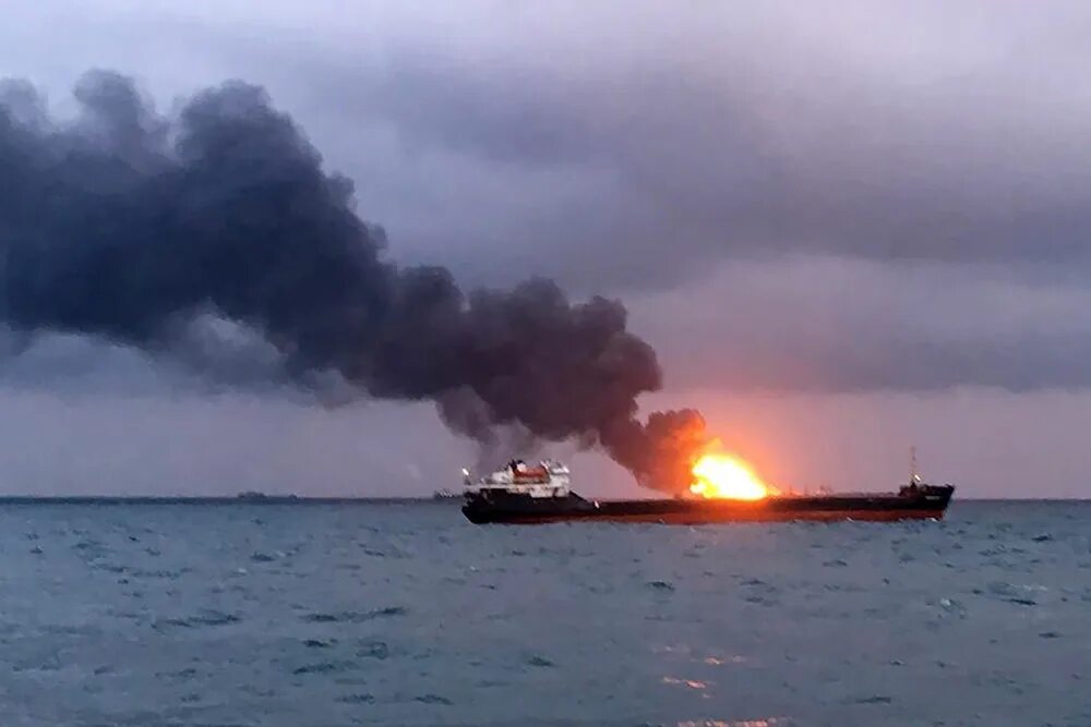 Пожар в Керченском проливе. Пожар в черном море. Черное море горит. Корабль горит в море. Подбитый корабль в черном море российский сегодня