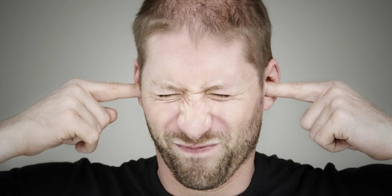 Обострился слух. Человек закрывает уши. Громкий звук. Ребенок закрывает уши. Затыкает уши.