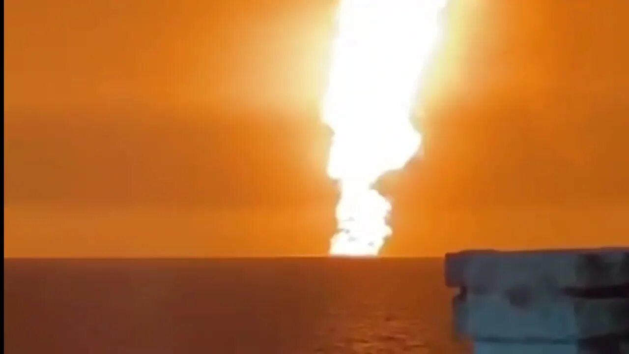 Поджог каспийского моря что это. Взрыв в море Азербайджан. Взрыв на Каспийском море 2021. Каспий взрыв. Пожар на Каспийском море.